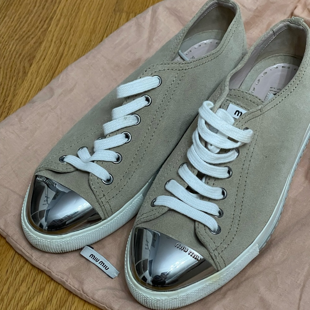MIU MIU BEIGE SUEDE SILVER METAL CAP TOE LOGO WHITE LACE SNEAKERS